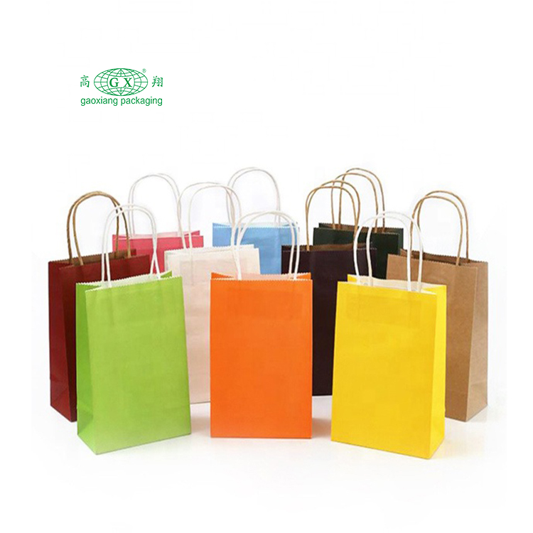 Sacs-cadeaux en papier de sac d'emballage de papier de logo de conception de luxe imprimés par coutume avec des poignées