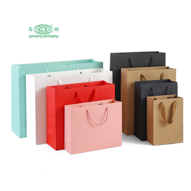 Sacs-cadeaux en papier de sac d'emballage de papier de logo de conception de luxe imprimés par coutume avec des poignées