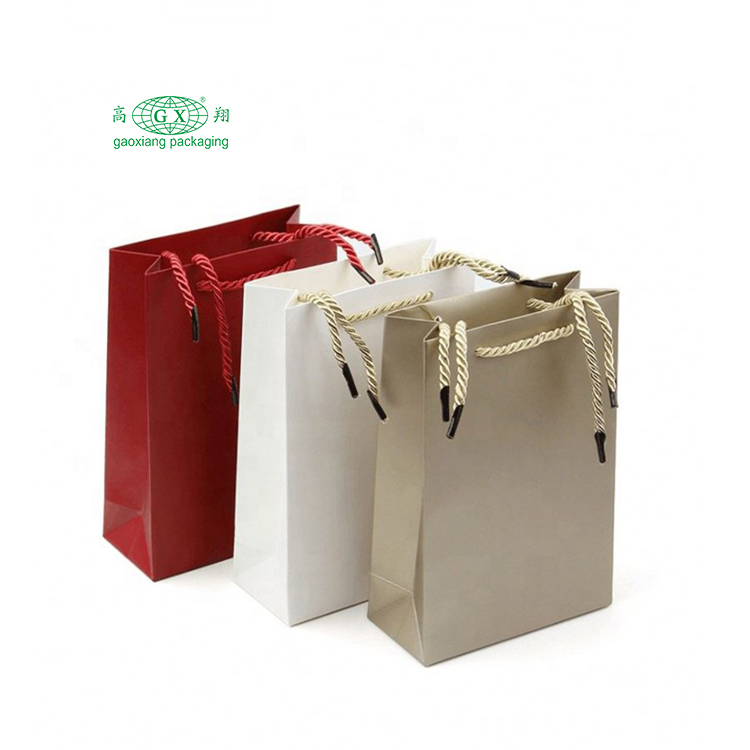 Sacs-cadeaux en papier de sac d'emballage de papier de logo de conception de luxe imprimés par coutume avec des poignées